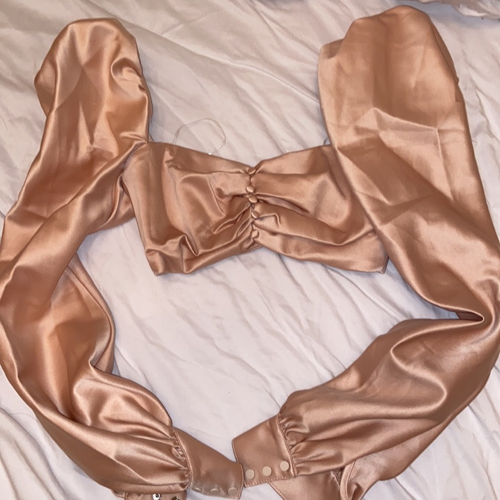 House of CB Jana Blush Satin Puff sleeve crop top - Picture 2 of 6